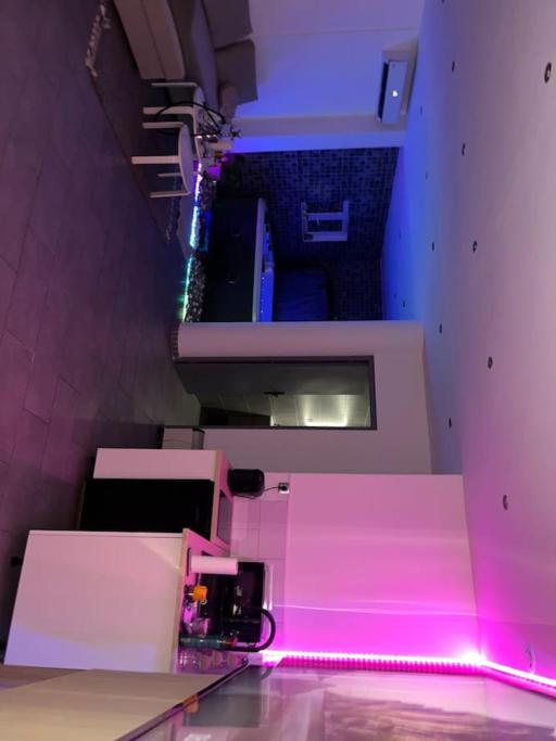 une pièce vide avec des lumières roses au sol dans l'établissement Dream SPA, à Vitrolles