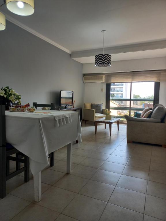 uma sala de estar com uma mesa e um sofá em Céntrico departamento en Corrientes em Corrientes