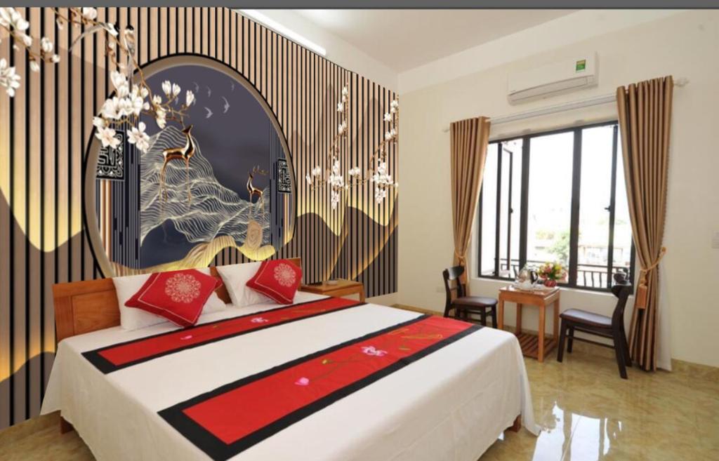 um quarto com uma cama grande e um lustre em TAMCOC VUTHANH FRIENDLY Hotel em Ninh Binh