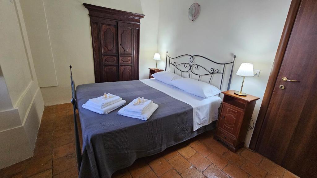 San Panfilo dʼOcreにあるAppartamento La Locanda Del Castelloのベッドとタオル2枚のある寝室