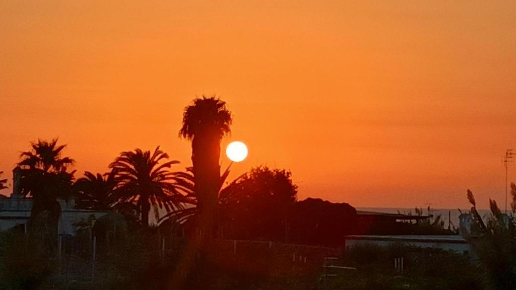 Alba o tramonto visti dall'interno della stanza in casa privata o dai dintorni