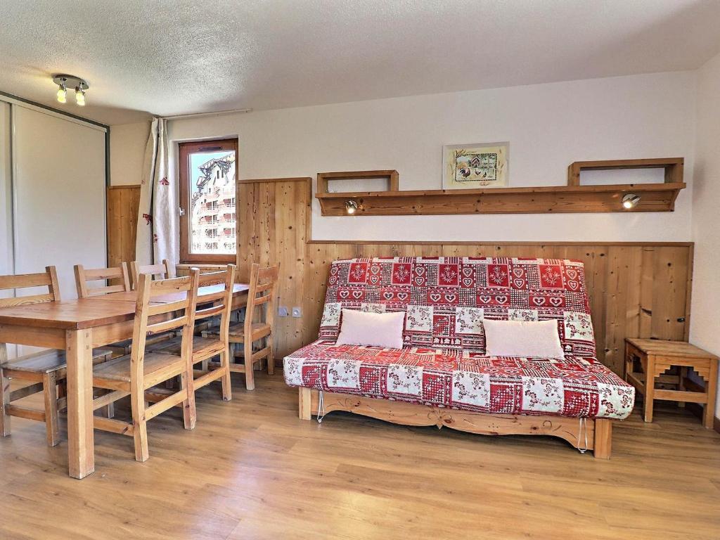 Posteľ alebo postele v izbe v ubytovaní Appartement skis aux pieds à La Tania - 6 pers, 2 pièces cabine, balcon, proche commerces, navette - FR-1-182A-11