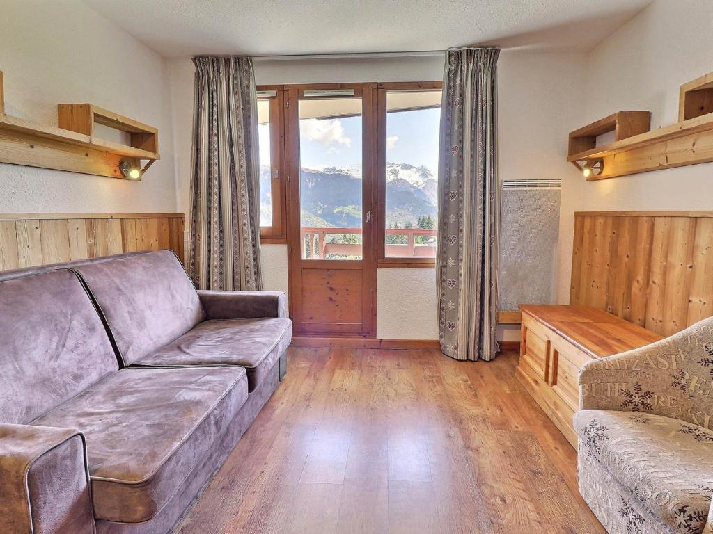 sala de estar con sofá y ventana grande en Appartement La Tania, 2 pièces, 4 personnes - FR-1-182A-13 en Courchevel