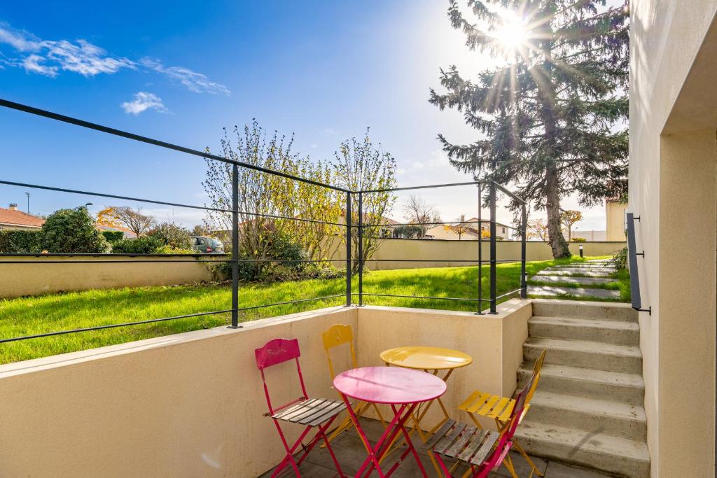 einen Balkon mit 3 Stühlen, einem rosa Tisch und Stühlen in der Unterkunft La Chevallerie in Saint-Christophe-du-Bois