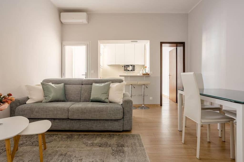 uma sala de estar com um sofá e uma mesa em Centro Storico - Stazione a 500m Strategico Elegant Loft em Pádua