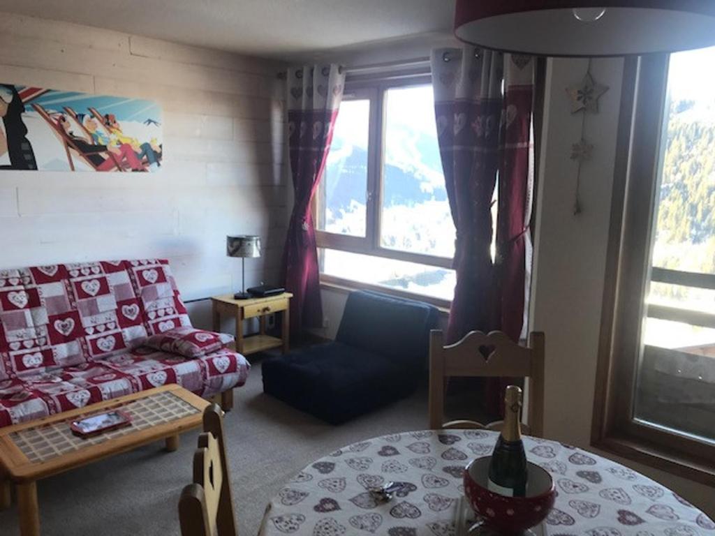 un salon avec un canapé et une table dans l'établissement Studio Châtel 4 Pers, Ski, Balcon Sud/Ouest, Parking, Netflix/WIFI, Animaux admis - FR-1-676-122, à Châtel