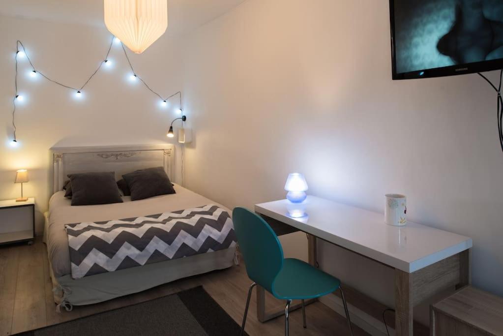 Postel nebo postele na pokoji v ubytování Studio Mars ( climatisé) 10 mn du vieux port , dans le Panier