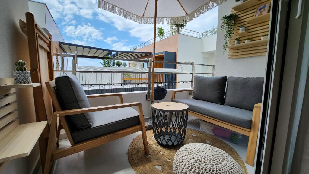 ウルツィニにあるMarelis condo with sea viewの小さなバルコニー(ソファ、テーブル付)
