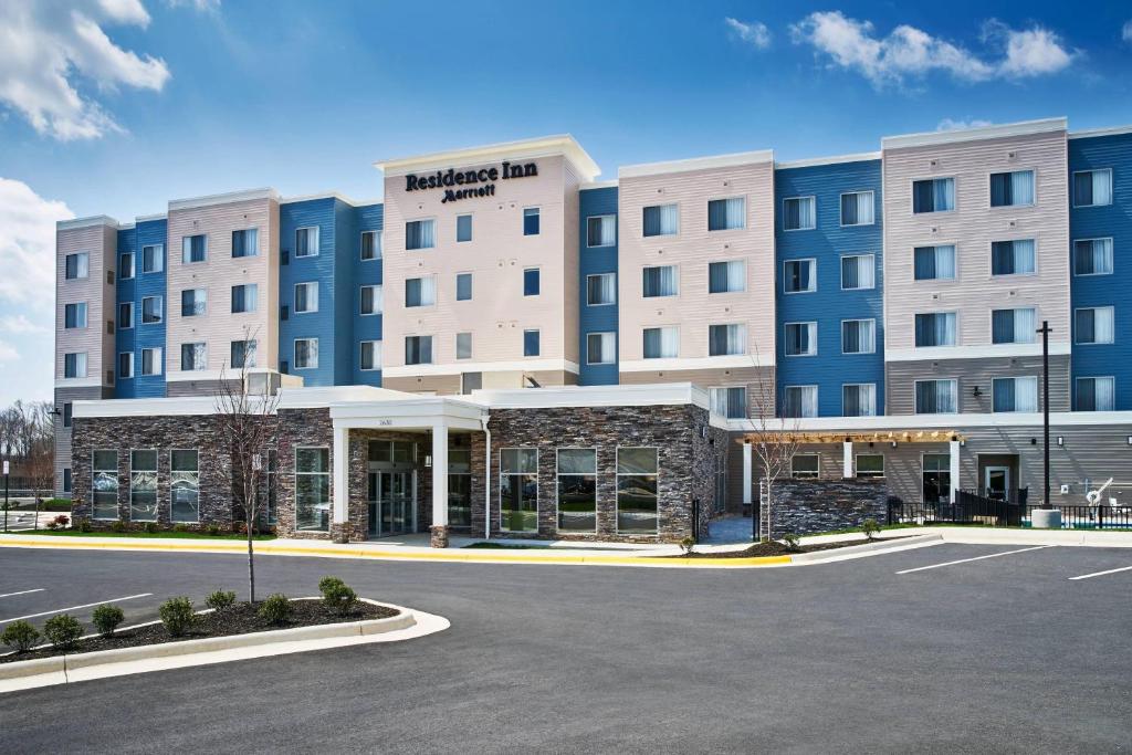 un hotel con un estacionamiento delante de él en Residence Inn by Marriott Lynchburg, en Lynchburg