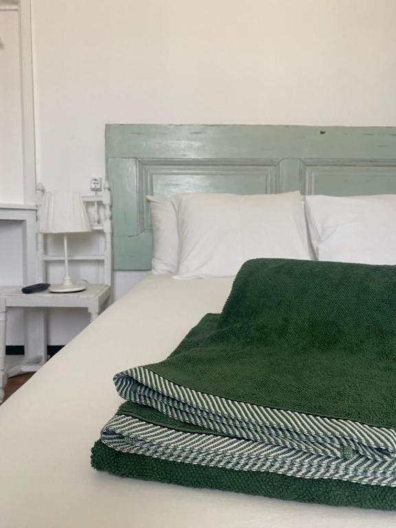 Uma cama ou camas num quarto em Casa de Lagarinhos JACUZZI SPA JOGOS GYM - SERRA DA ESTRELA - SEIA - GOUVEIA