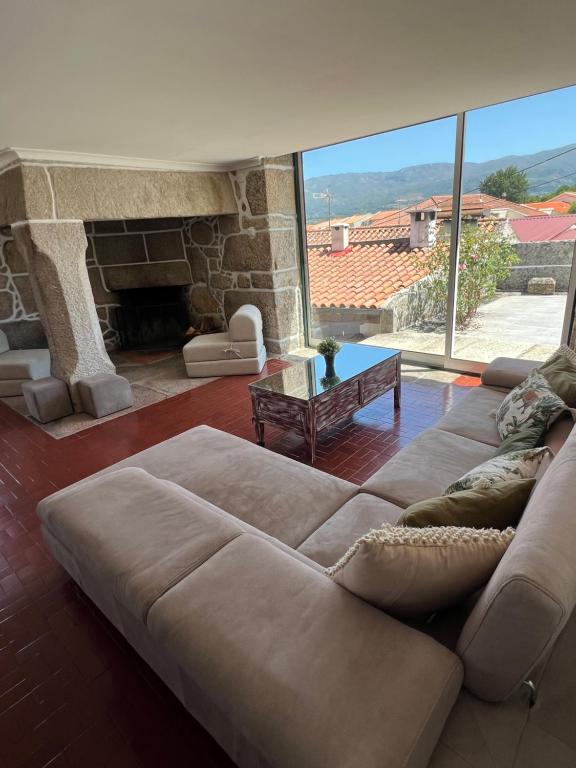 Uma rea de estar em Casa de Lagarinhos JACUZZI SPA JOGOS GYM - SERRA DA ESTRELA - SEIA - GOUVEIA