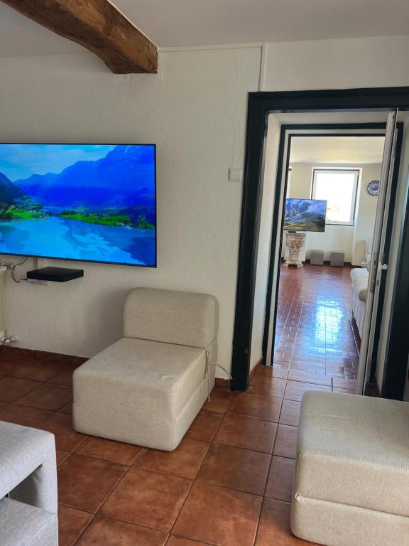 Uma televiso e/ou sistema de entretenimento em Casa de Lagarinhos JACUZZI SPA JOGOS GYM - SERRA DA ESTRELA - SEIA - GOUVEIA