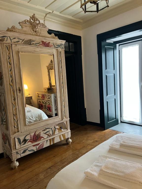 Uma cama ou camas num quarto em Casa de Lagarinhos JACUZZI SPA JOGOS GYM - SERRA DA ESTRELA - SEIA - GOUVEIA