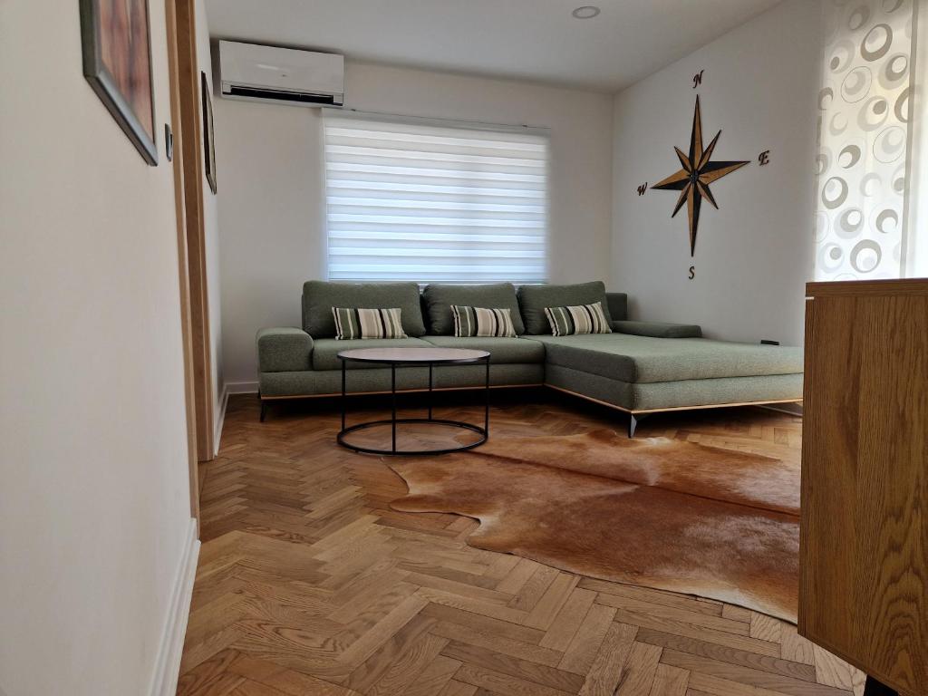sala de estar con sofá y mesa en Apartmaji PR' KERIN, en Laško
