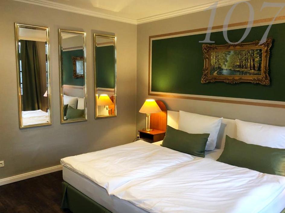 Postel nebo postele na pokoji v ubytování Rein Klassik Hotel