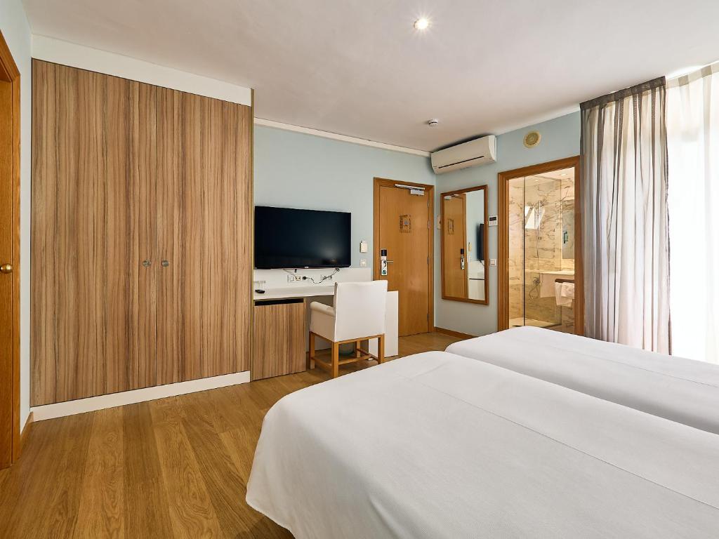 TV a/nebo společenská místnost v ubytování Mònica Hotel