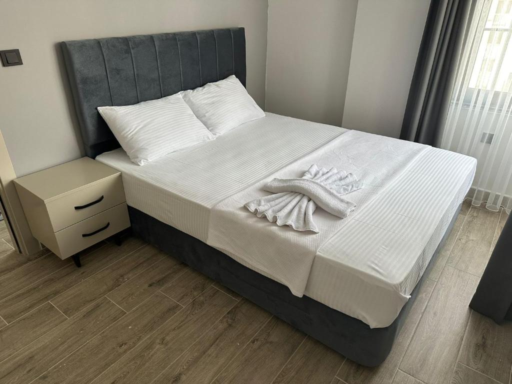 um quarto com uma cama com duas toalhas em MARASIUM SUITES em Karamamaras
