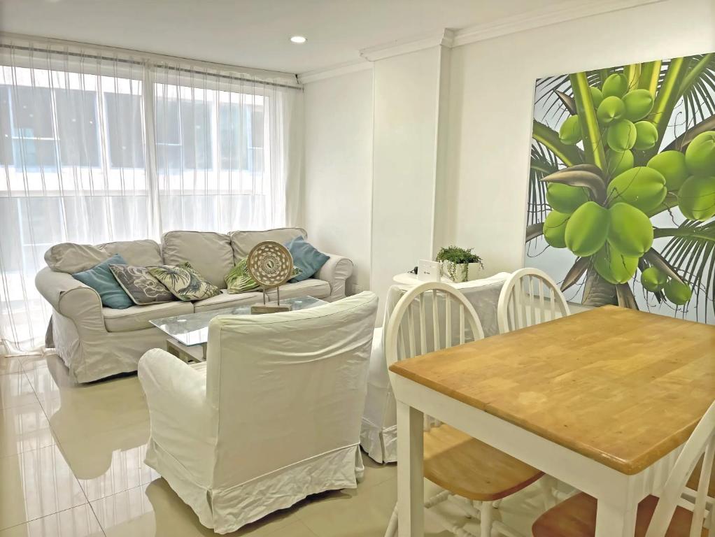 sala de estar con sofá, mesa y sillas en Espectacular Apartamento con Vista al Mar en San Andrés