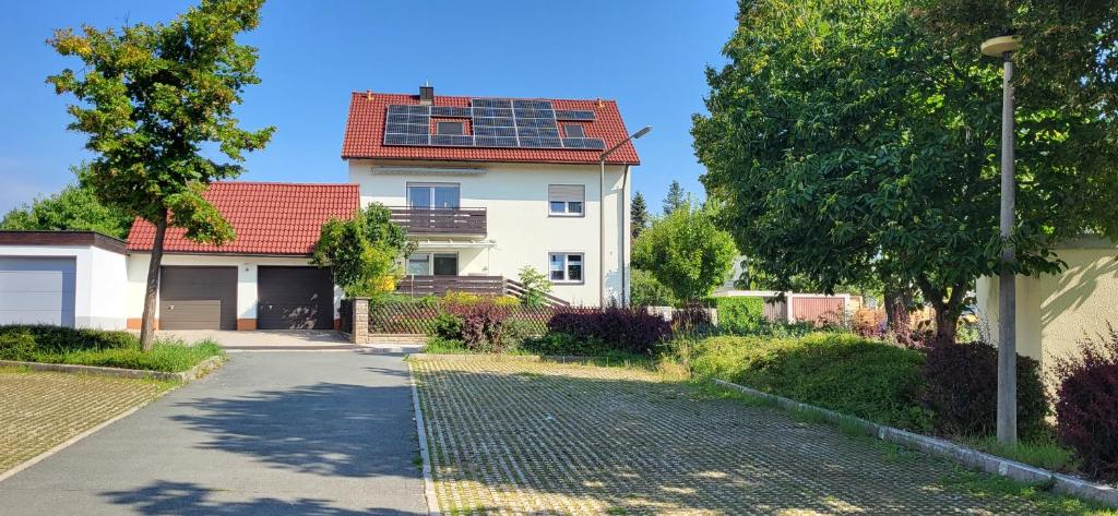 ツィルンドルフにあるFerienhaus Bauerの屋根に太陽光パネルを敷いた家