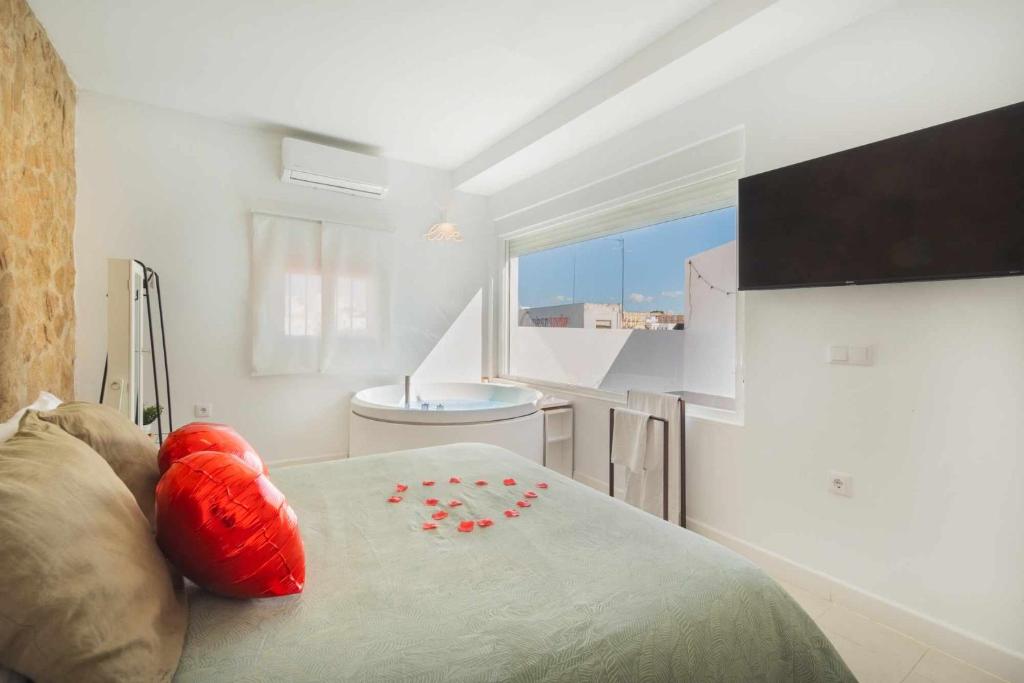 Posteľ alebo postele v izbe v ubytovaní Jacuzzi Amanecer de Plata Decoración Romántica