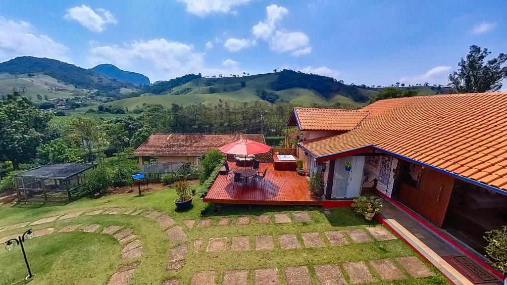 an aerial view of a house with an umbrella at LINDA CASA EM SÃO BENTO DO SAPUCAI in São Bento do Sapucaí