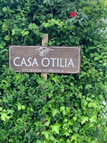 un cartello che dice casa olivina tiss di Casa Otilia - Rural - Camino de Santiago - Arzúa a Arzúa