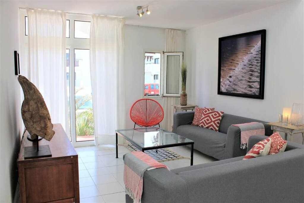 A seating area at BREEZE VIEW house by the sea
