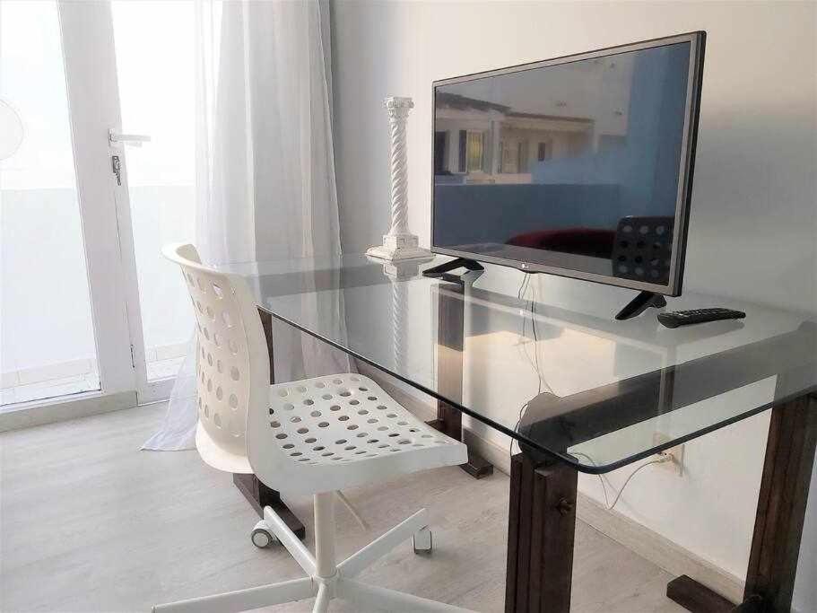 A television and/or entertainment centre at BREEZE VIEW house by the sea