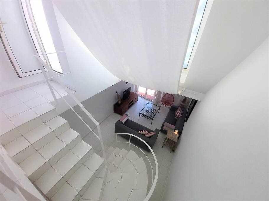 A seating area at BREEZE VIEW house by the sea