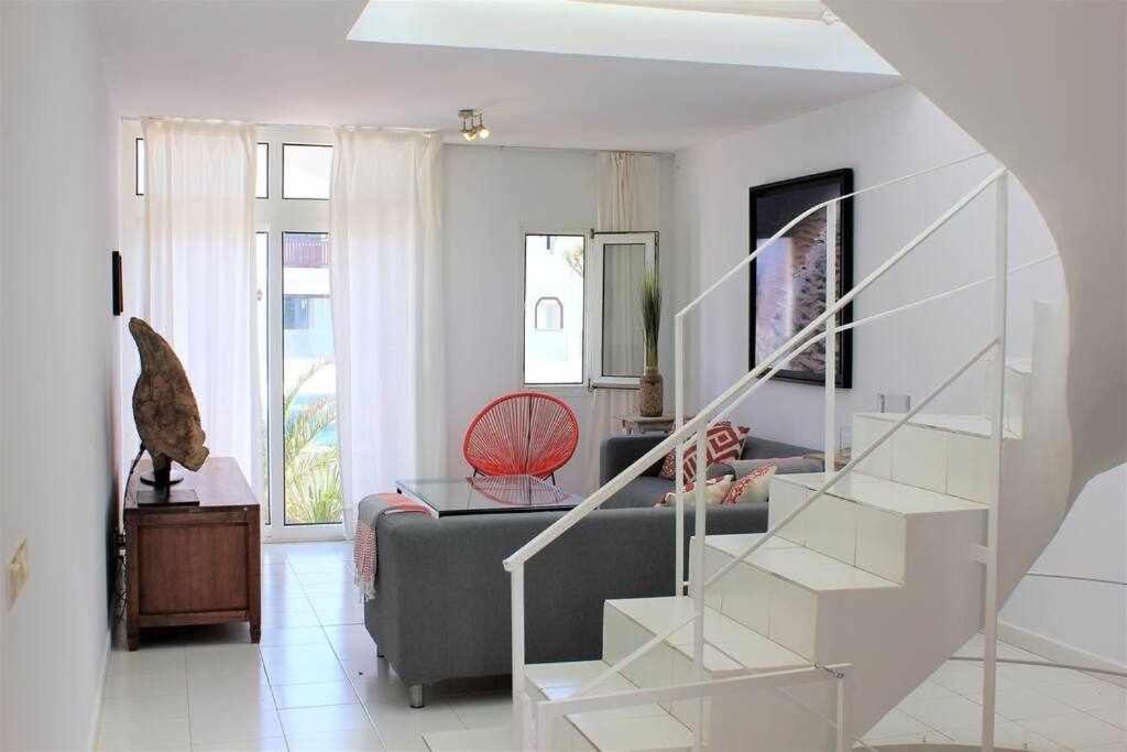 A seating area at BREEZE VIEW house by the sea