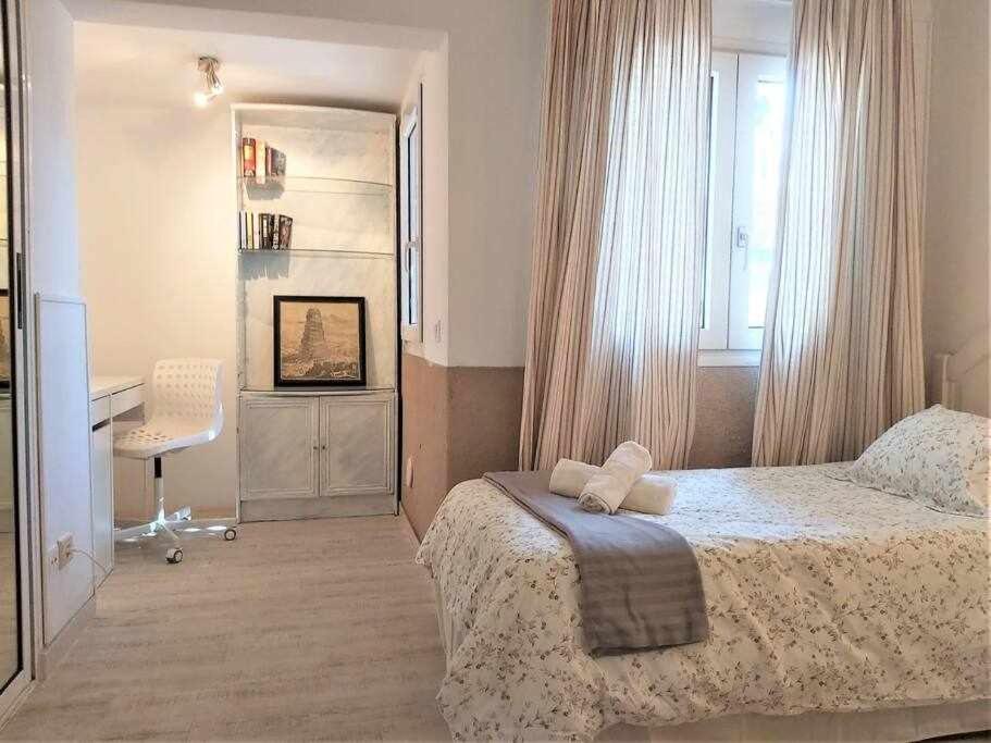 A bed or beds in a room at BREEZE VIEW house by the sea