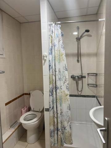 Koupelna v ubytov&aacute;n&iacute; H&ocirc;tel Jarry Confort