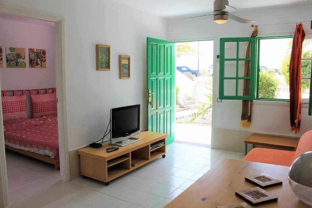 TV a/nebo společenská místnost v ubytování REST NOOK apartment on the Cotillo beach