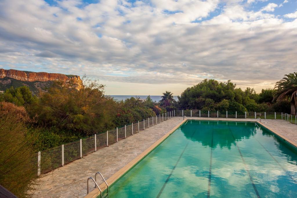 une piscine avec vue sur l'océan dans l'établissement Vue Mer Dans Belle Résidence, à Cassis