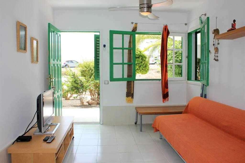 TV a/nebo společenská místnost v ubytování REST NOOK apartment on the Cotillo beach