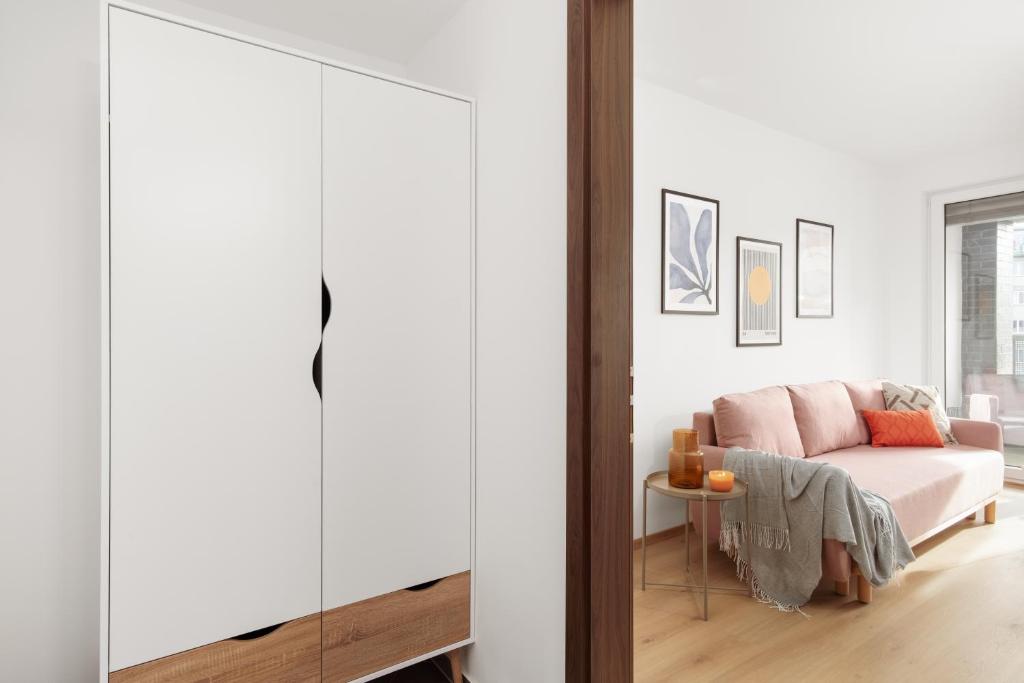 Postel nebo postele na pokoji v ubytování Prague Days - Stylish studio w Balcony - Trendy Neighborhood