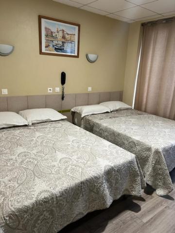 Postel nebo postele na pokoji v ubytov&aacute;n&iacute; H&ocirc;tel Jarry Confort