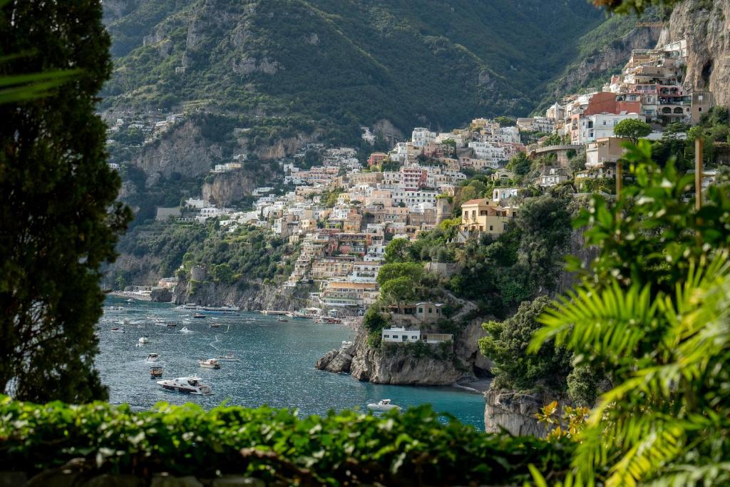 vistas a la costa de Amalfi con barcos en el agua en Villa Treville, en Positano