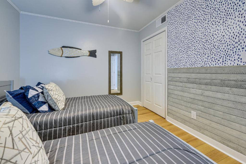 Postel nebo postele na pokoji v ubytování Walkable Calabash Condo with Pool Access!