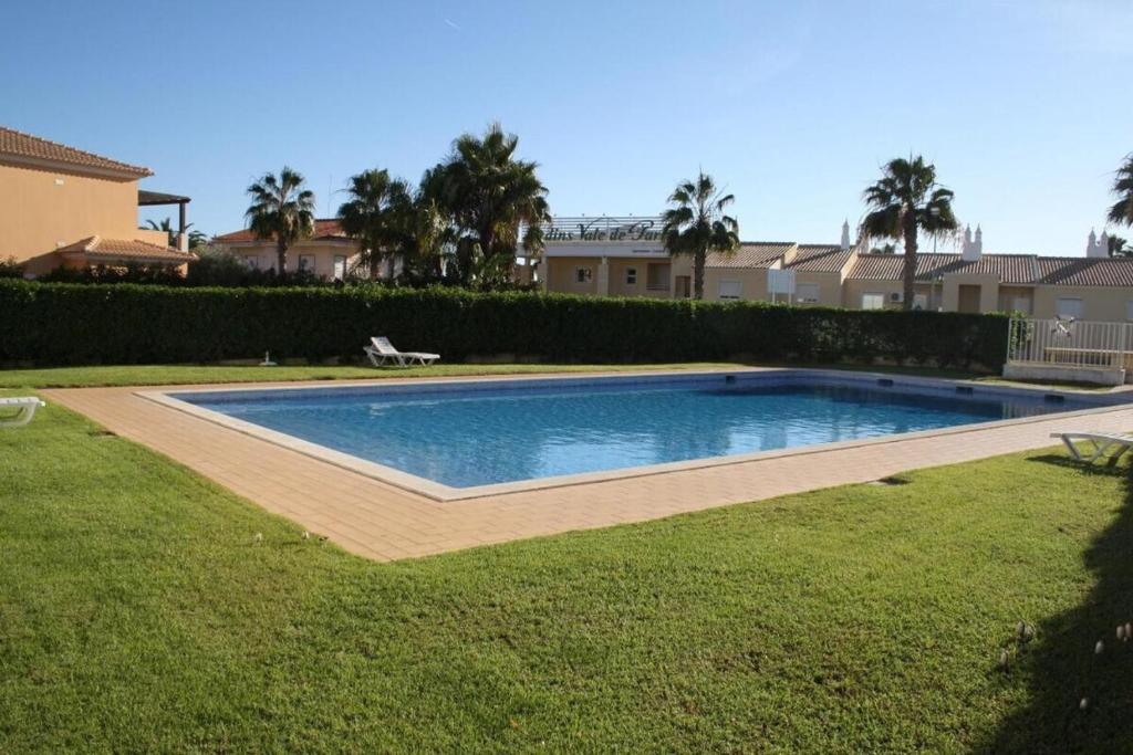 una piscina en medio de un patio en 4 bedroom town house Vale de Parra, close to Gale AT22, en Guia