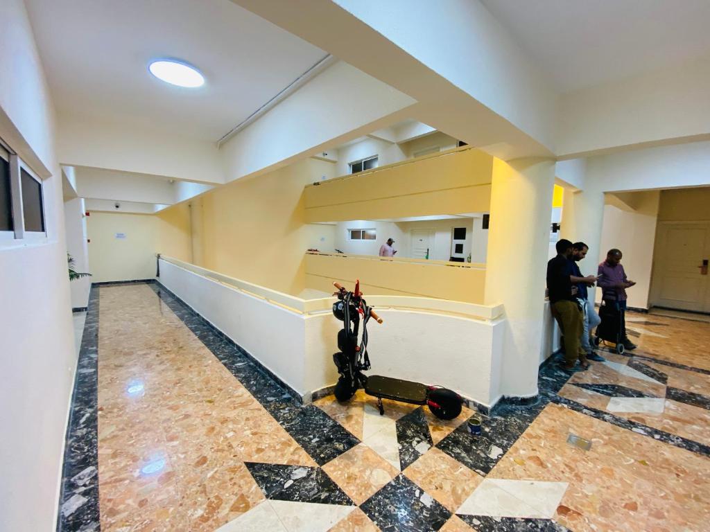 um grupo de pessoas em pé em uma sala grande em SKY 9 Hostel ,UNION METRO no Dubai