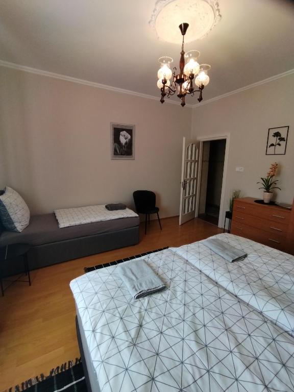 A bed or beds in a room at Elza Apartman