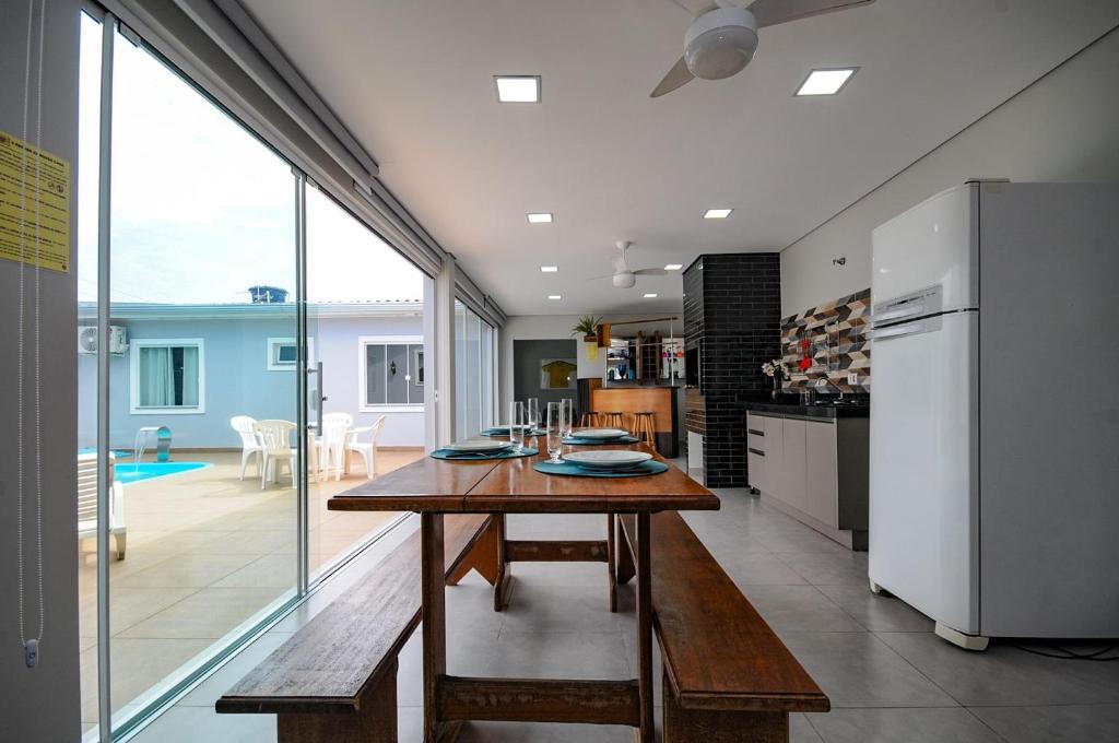 Køkken eller tekøkken på 12 hóspedes - PISCINA tratamento com água salgada - Cozinha GOURMET - 4 QUARTOS - 3 BANHEIROS - GARAGEM - ESCRITORIO - 2,1 km do Cataratas JL Shopping