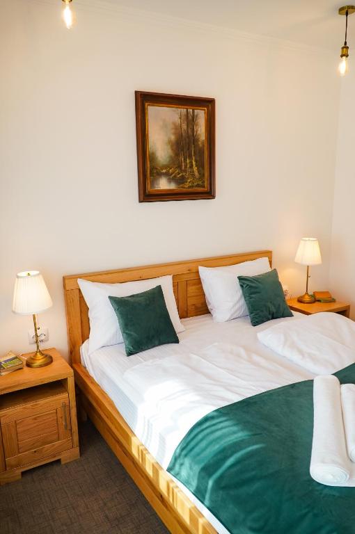 奥拉迪亚Paleus Resort的房间里有两张床，桌子上有两盏灯