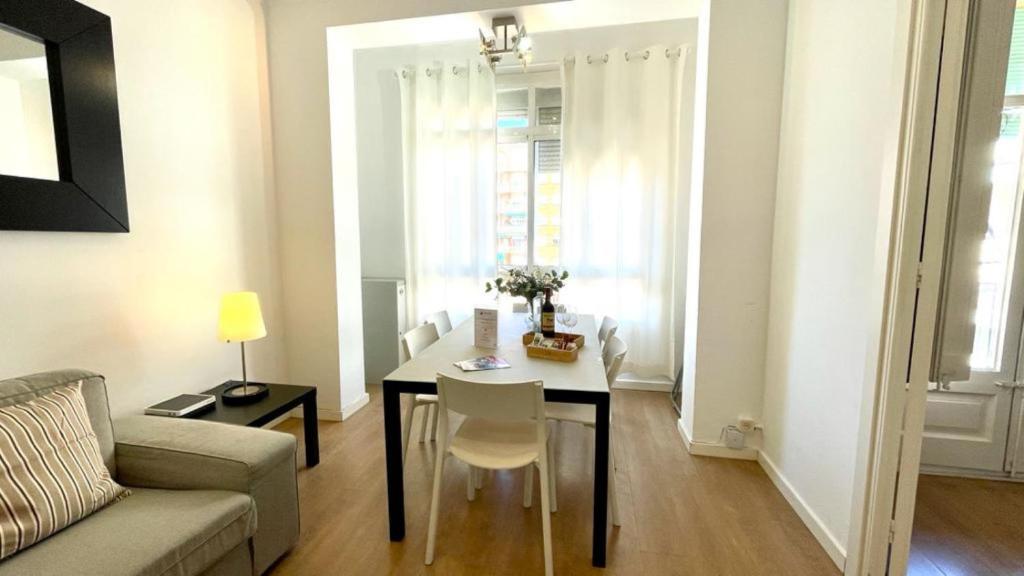 バルセロナにあるSuites4days Sagrada Familia Apartmentのリビングルーム(テーブル、ソファ付)