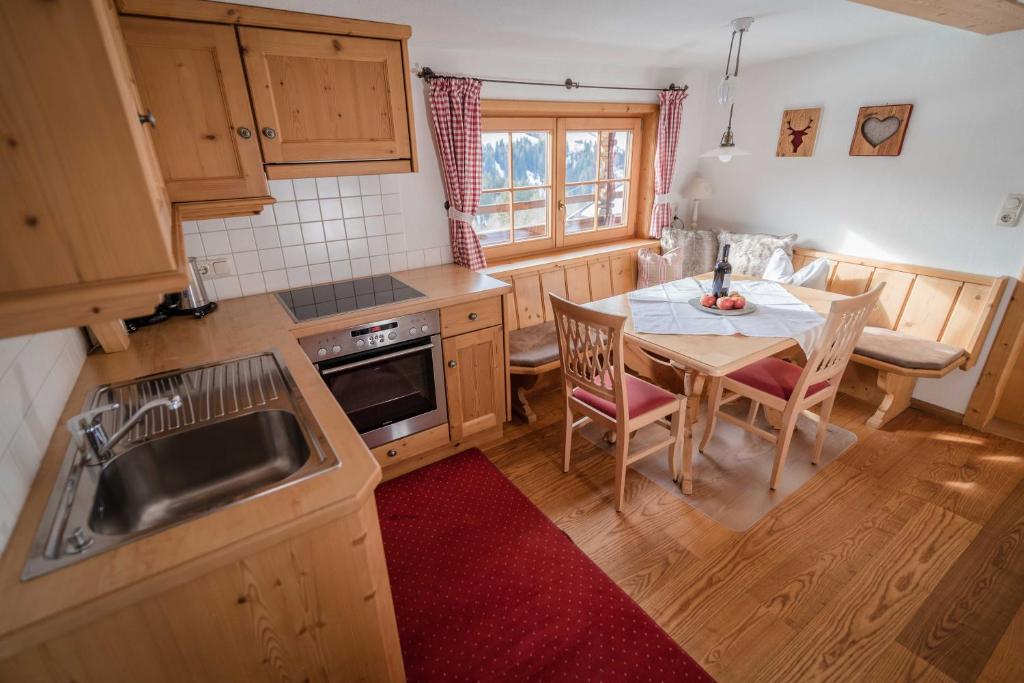 Kuchyň nebo kuchyňský kout v ubytování Gästehaus Leirerhäusl