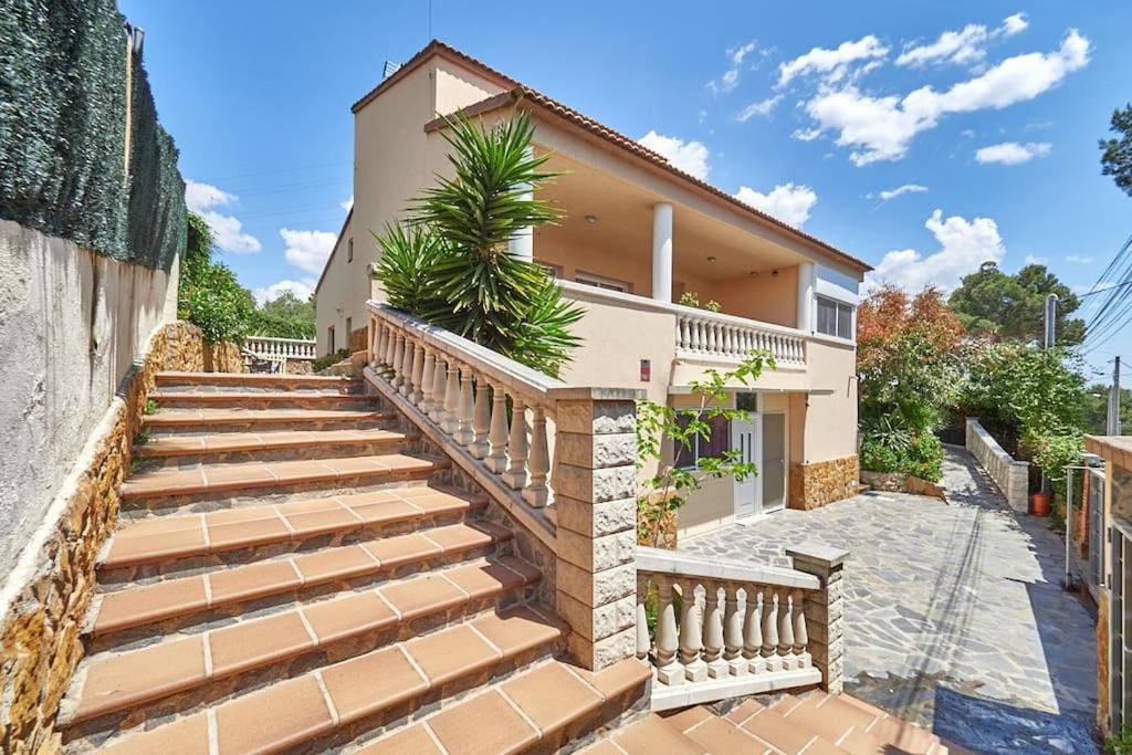 ein Haus mit Treppe davor in der Unterkunft Villa ilusions en Olivella, Sitges, Barcelona in Olivella