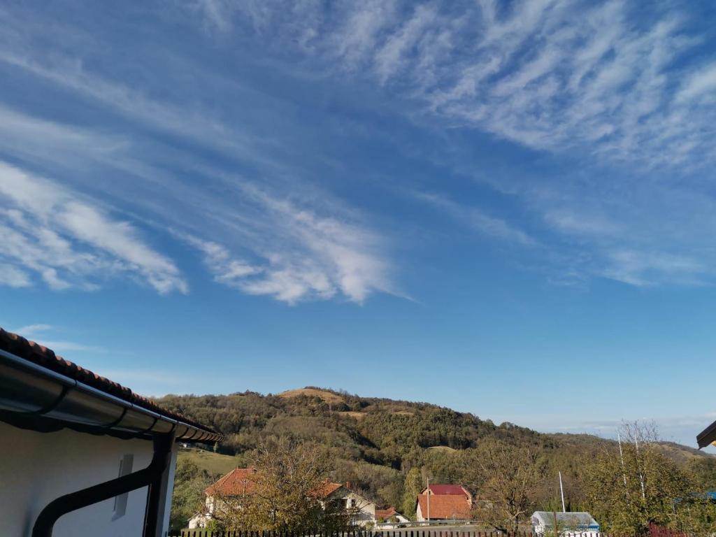 vista su una montagna con cielo azzurro di Miris planine Rudnik a Rudnik