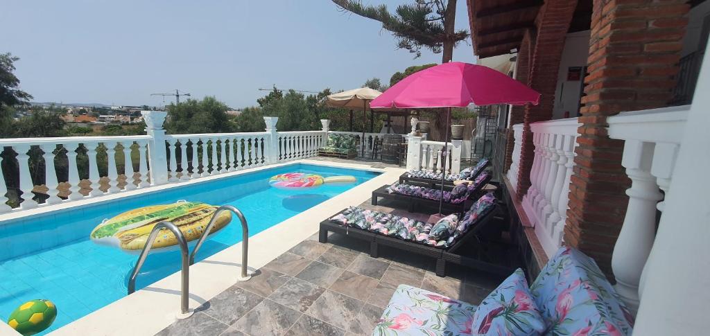 Bazén v ubytovaní Villa Don Giovanni Fuengirola, Piscina Privada y vistas al mar y a la Montaña alebo v jeho blízkosti