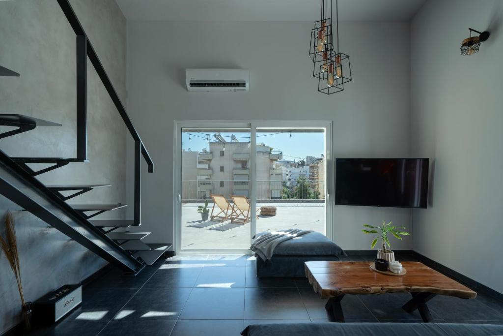 sala de estar con sofá y mesa en One Shade of Grey Loft with Private Terrace, en Atenas